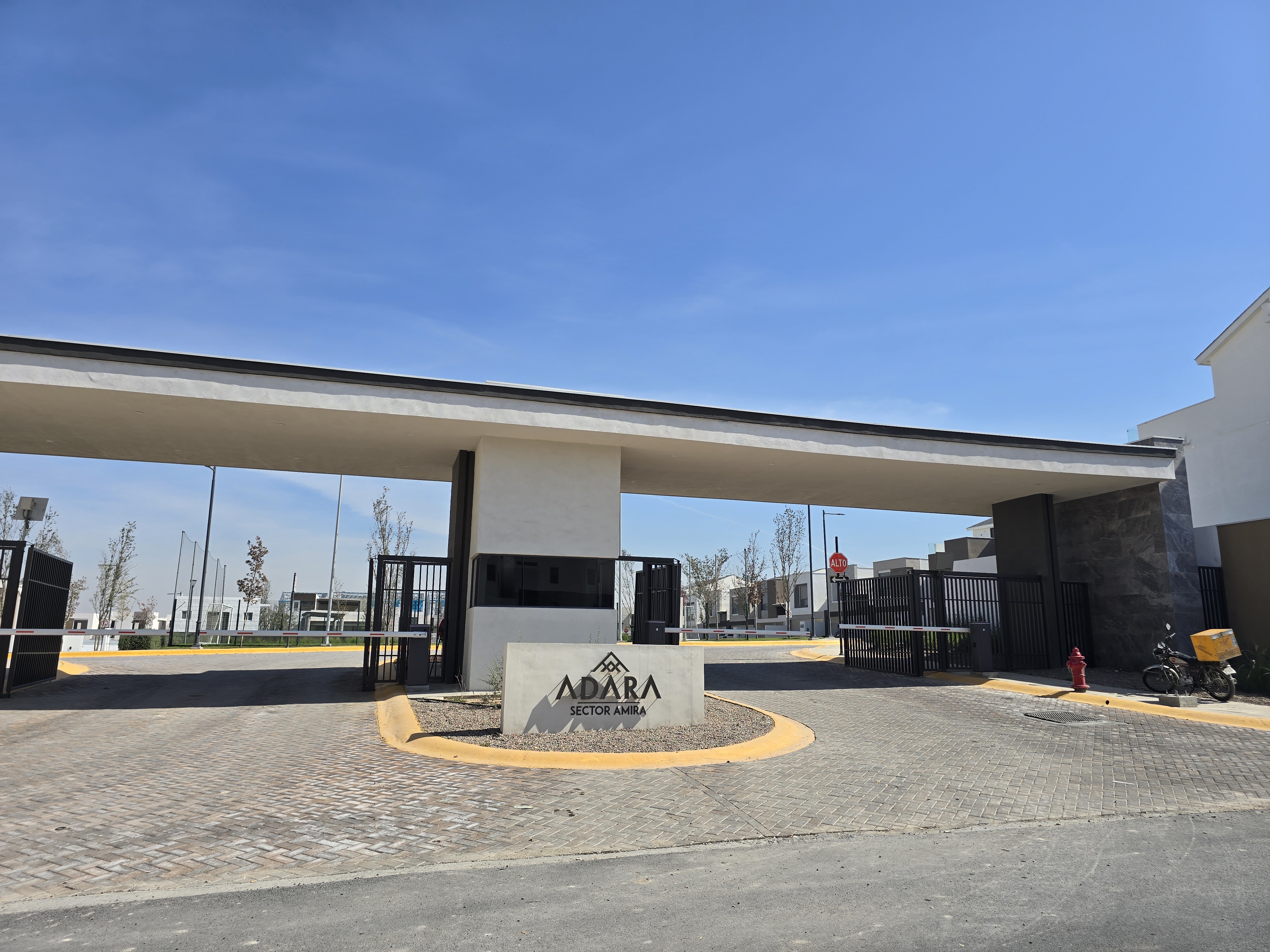 Entrada principal de Adara Residencial Sector Amira
